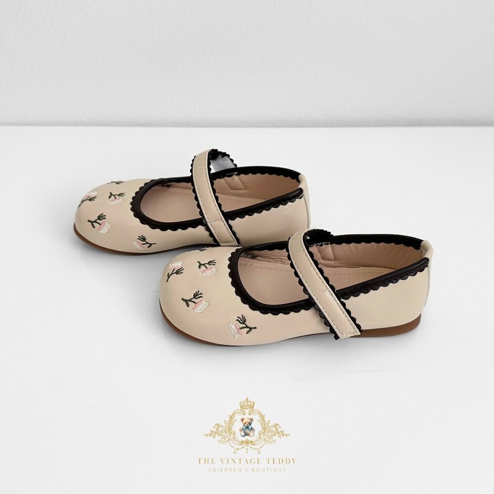 NWT Pretty Girls Mary Jane Flats Embroidered Cute Children's Shoes Cream 10 - Picture 3 of 6